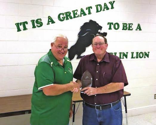 Charlie Bradberry was honored by Dublin ISD in recognition of his service as a school board member during Monday night’s regular school board meeting. Bradberry served on the board from 2012-2021. Presenting the award was Jeff Weaver. Pat Leatherwood | Submitted photo