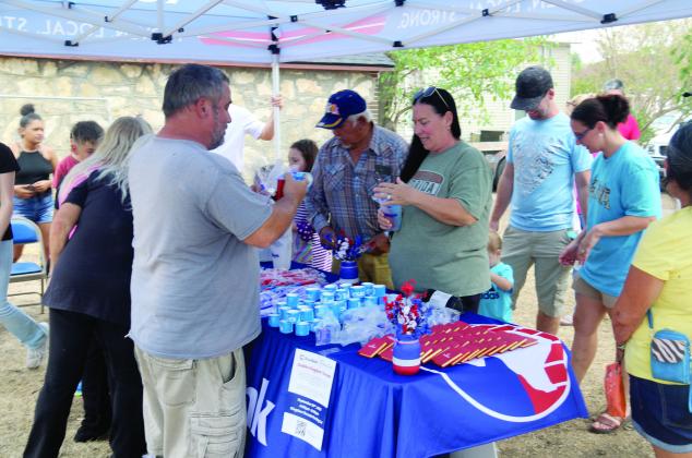 Texas Bank, crowd honors Kingdom Threads