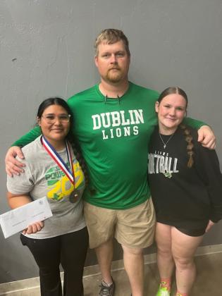 DHS head powerlifting coach Wes Benfer posed last year with DHS state qualifiers Mariana Ortiz (left) and Cassidy Adair (right).