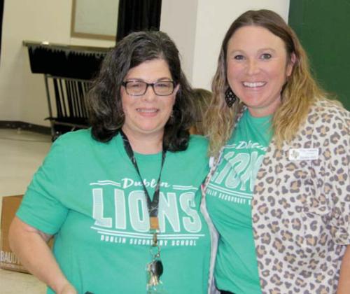 8th grade Reading teacher Stephanie Voyles receives a Lion Heart award for her students earning a 93% passing rate on the 2024 ELAR STAAR testing. Junior High Principal Paige Johnson presented her the award. Wyndi Veigel-Gaudette | Citizen staff photo