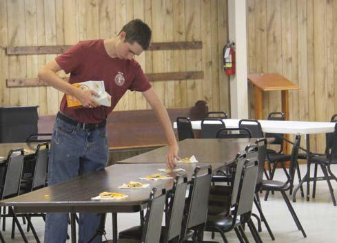 Church of Christ volunteers lay out snacks for those participating in Vacation Bible School. Wyndi Veigel-Gaudette | Citizen staff photo