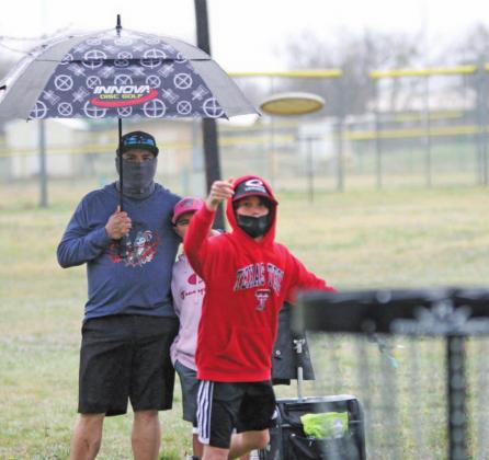 Drizzle doesn’t deter disc golfers