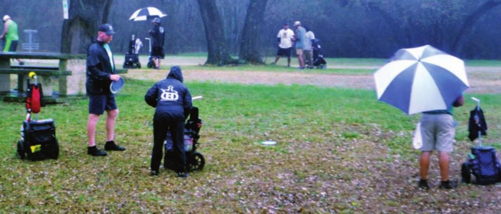Drizzle doesn’t deter disc golfers