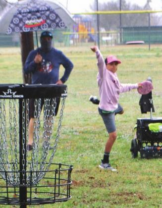 Drizzle doesn’t deter disc golfers