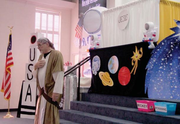 FBC Pastor Weldon Branham talks to students about letting Jesus’ light shine at Vacation Bible School Wednesday, July 12. The VBS had 70 kids that attended and 39 workers each day to help with the event. $400 was collected for mission work. Wyndi Veigel | Citizen staff photo