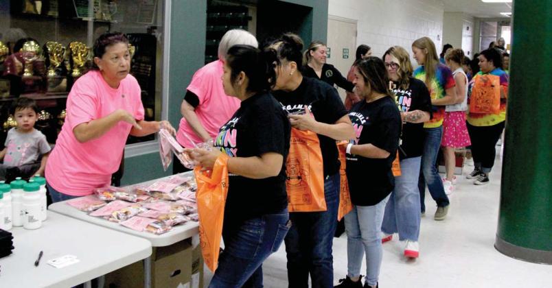 DISD School personnel gather goodies at the annual Welcome Back Breakfast Tuesday, Aug. 1 as businesses and the Dublin Chamber of Commerce provide free give-a-ways. Wyndi Veigel | Citizen staff photo