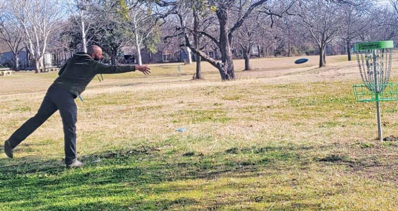 Frisbee flingers pack the park