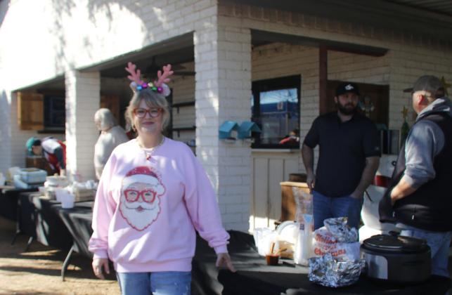 Paige Williams, owner of Texas Sage, welcomes people to the inaugural chili cookoff Saturday, Dec. 6 during the Jingle and Mingle event. The winner of the Chili Cookoff was Jason England. At right, visitors check out the vendors and shop Texas Sage’s unique finds. Wyndi Veigel-Gaudette | Citizen staff photo