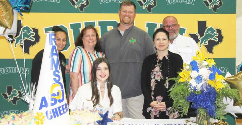 Turley signs to cheer on Rams