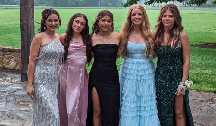 Lingleville girls join together for a photo at prom. Paul Gaudette | Citizen staff photo