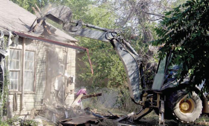City crews demolish a home at 555 Camden after a condemnation process. The vacant home was in violation of the city’s building ordinance with several violations over the past few years. City council made the Wyndi Veigel-Gaudette | Citizen staff photo