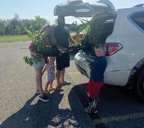 A family loads plants together after purchasing them. Wyndi Veigel-Gaudette | Citizen staff photo