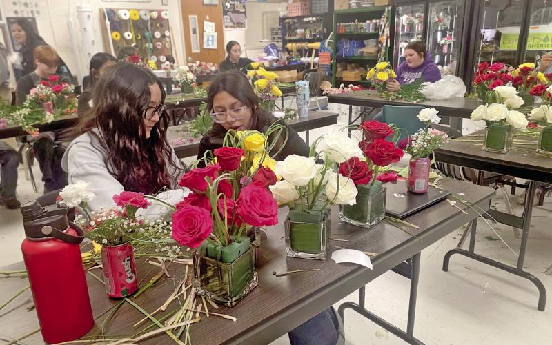 DHS students deliver best buds