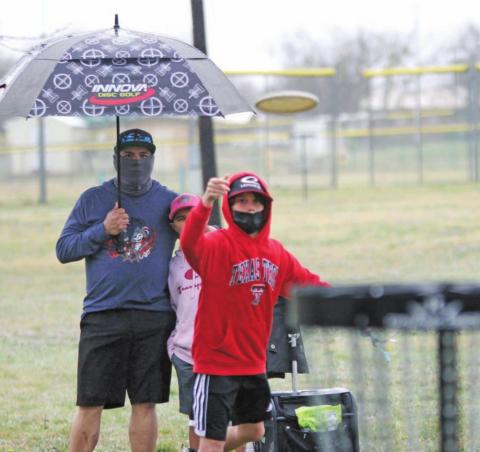 Drizzle doesn’t deter disc golfers