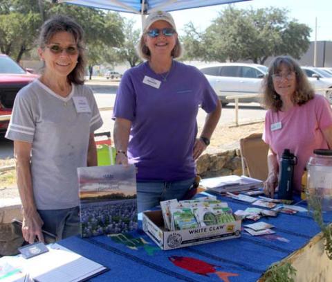 Master Gardener volunteers handed out seed packets and plants at the Saturday, Aug. 19 Dublin Market Days. Wyndi Veigel | Citizen staff photo