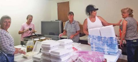 Paul Gaudette | Citizen staff photo Volunteers assisted in assembling and handing out hundreds of BBQ lunches during the Dublin Rodeo Heritage Museum pulled pork fundraiser on Friday, June 23. Proceeds benefit the museum which chronicles Dublin’s rich rodeo history and the Colborn Bowl.