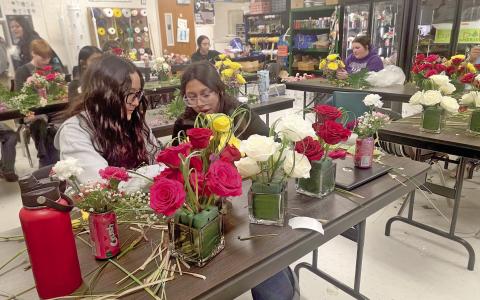 DHS students deliver best buds