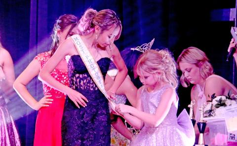 Junior Miss Dublin contestant Gentry Baugh shows off her kindness as she help pins the recently received sash of Miss Most Photogenic Jocelyn Perez. Wyndi Veigel-Gaudette | Citizen staff photo